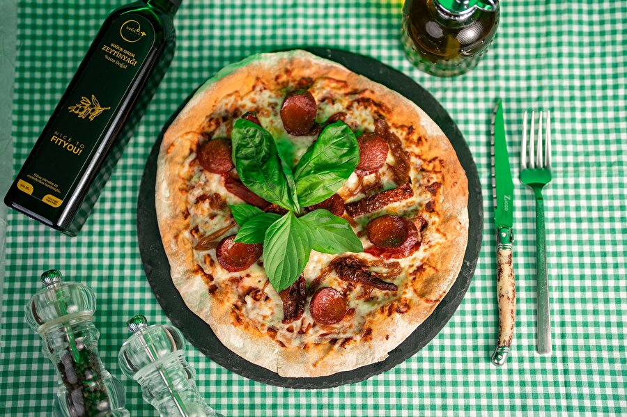 Sucuklu Pizzetta